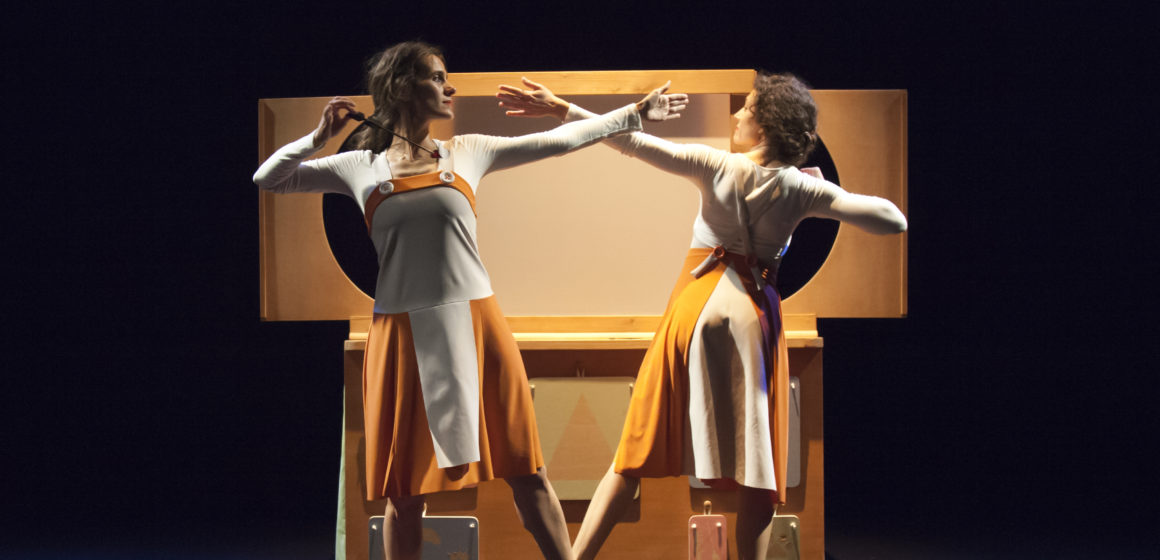 La compañía asturiana Luz, micro y punto ilumina la escena del Teatro Victoria con ‘Celeste’