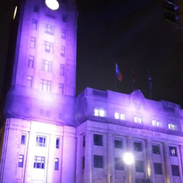 El Cabildo se ilumina de violeta para conmemorar el día de la Visibilidad Lésbica